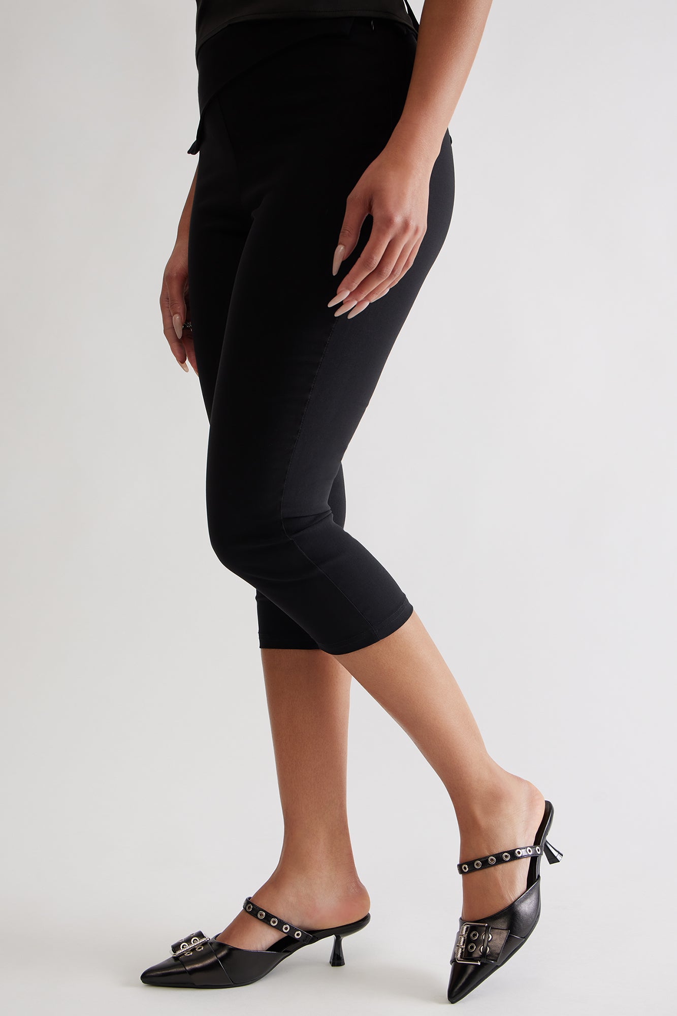 Bale Hardware Kitten Heel Pumps - Black - Image 4