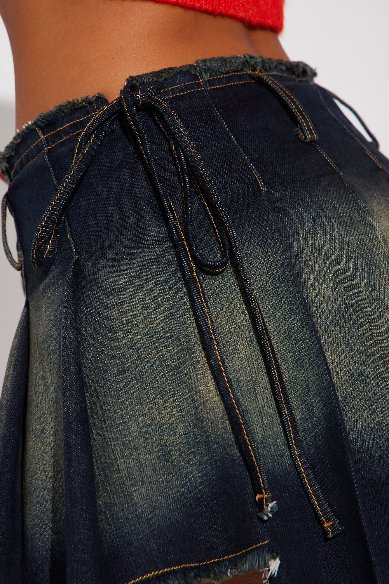 Yazlin Pleated Denim Mini Skirt - Dark Wash - Image 3